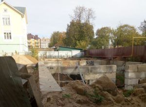 Снесенный многоэтажный дом в Костроме снова начали строить