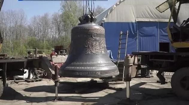 Огромные колокола костромского Кремля готовят к святому обряду