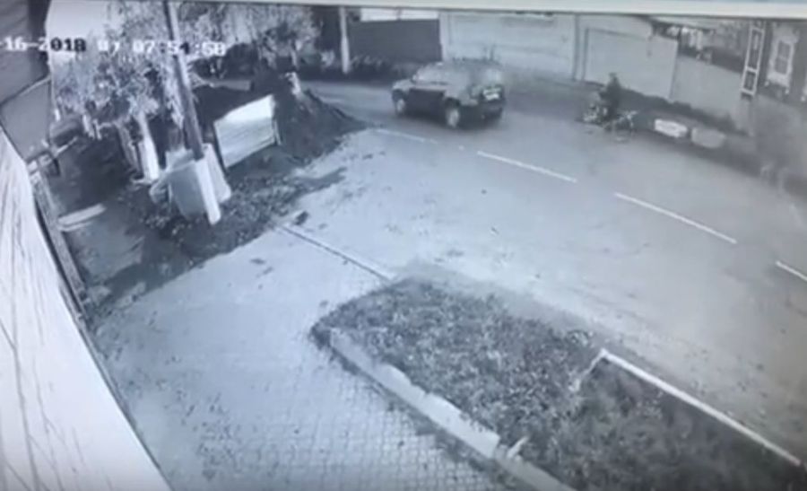 Лихач сбил пожилого велосипедиста с малышом под Костромой (Видео 18+)