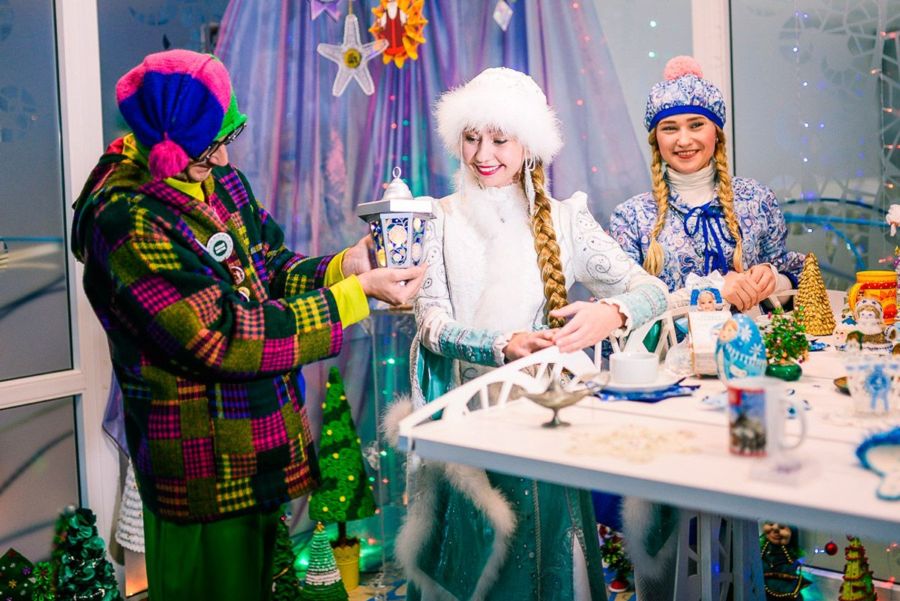 Костромская Снегурочка поздравит Деда Мороза в очень нежном платье