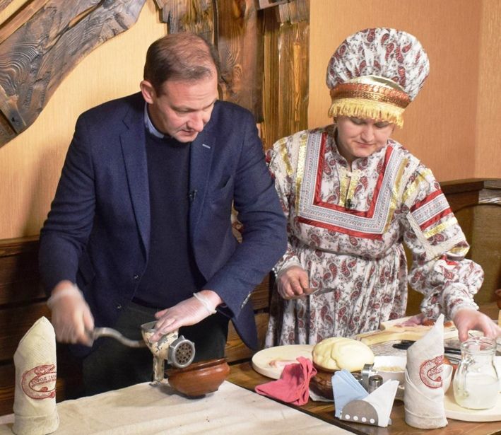 Телезвезда Сергей Брилёв распотрошил щуку под Костромой в эфире программы «Вести»