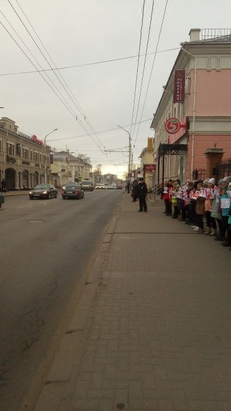 Костромские дети выстроились в центре  ради спасения жизни водителей