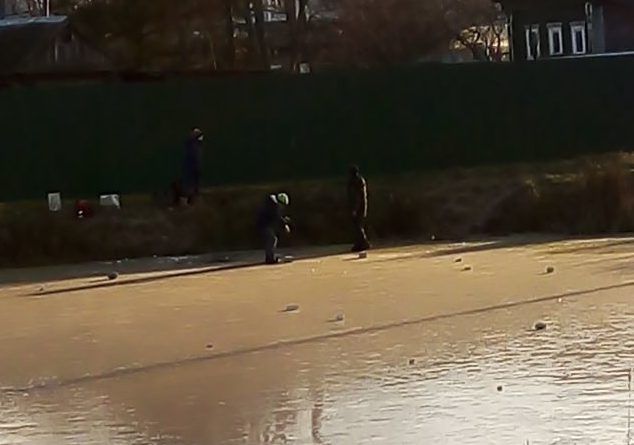 Костромские дети уже гуляют по льду на водоемах