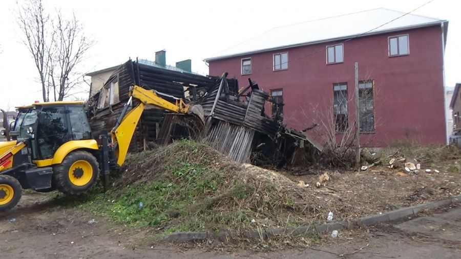 Опасный дом сносят в центральной части Костромы