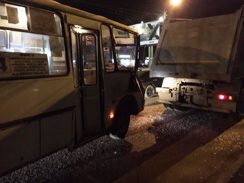 Пассажиры слетели с сидений: в Костроме ПАЗ протаранил грузовик