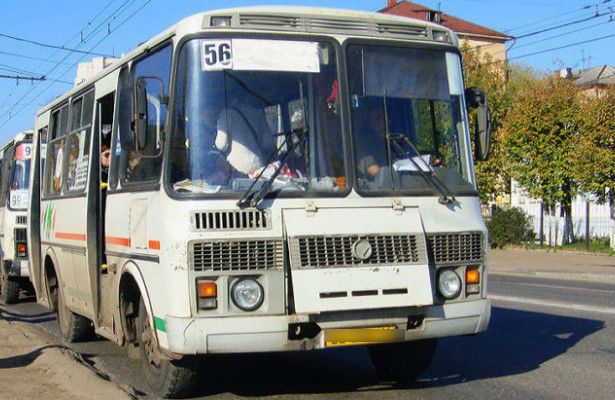 Водитель автобуса в Костроме нахамил пассажирке за разговор по телефону