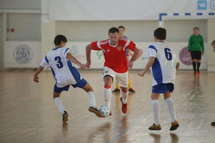 Юные костромские футболисты получили кубки «НОВАТЭК» из рук легендарного Андрея Каряки