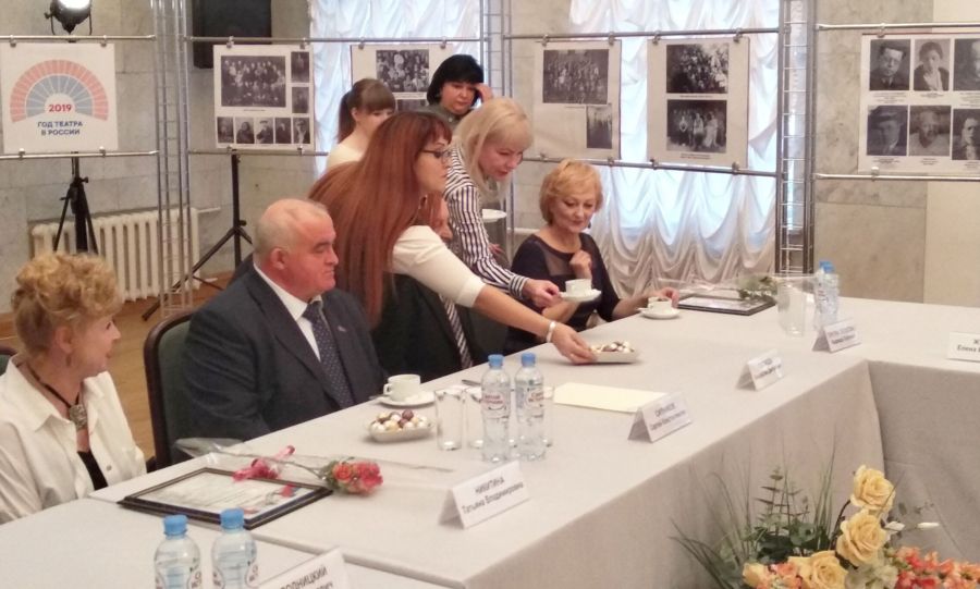 Актрисы костромского театра уединились с губернатором за чашкой чая