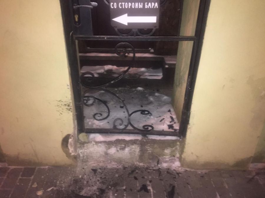 Костромич на автомобиле врезался в бар «Дорогая, буду поздно»
