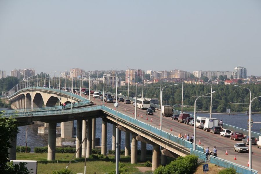 Безумный наркоман угнал машину на мосту в Костроме с чужой женой