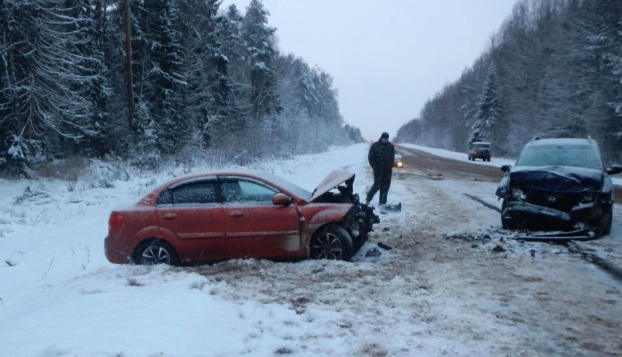 Снегопад сыграл злую шутку с водителями под Костромой