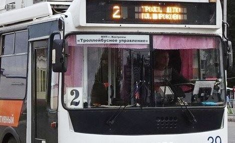 Московский поезд вмешался в расписание троллейбусов №2 в Костроме