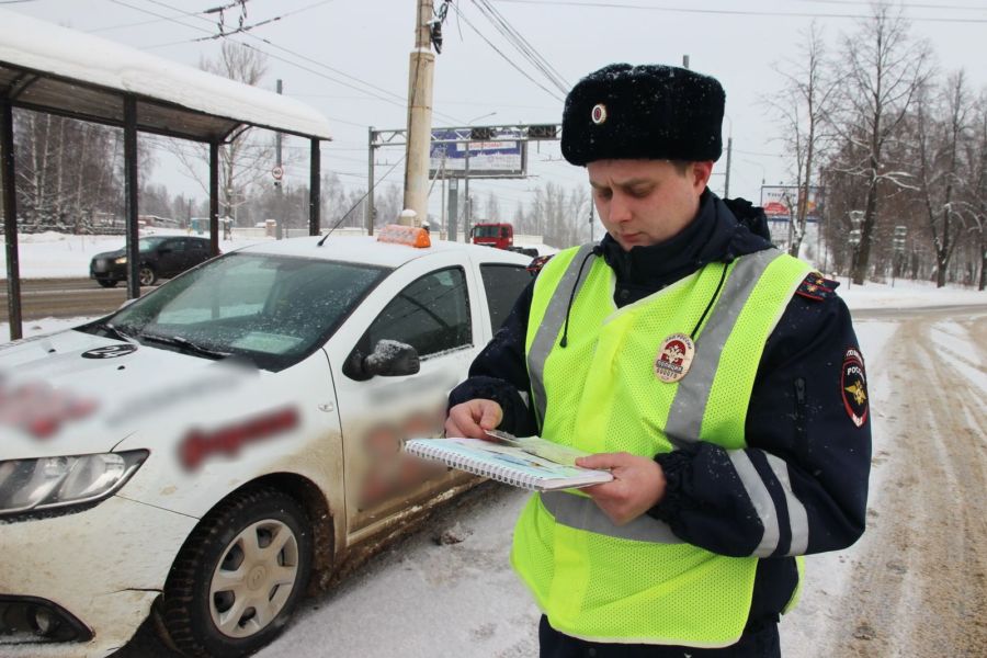 Таксиста без прав задержали в Костроме
