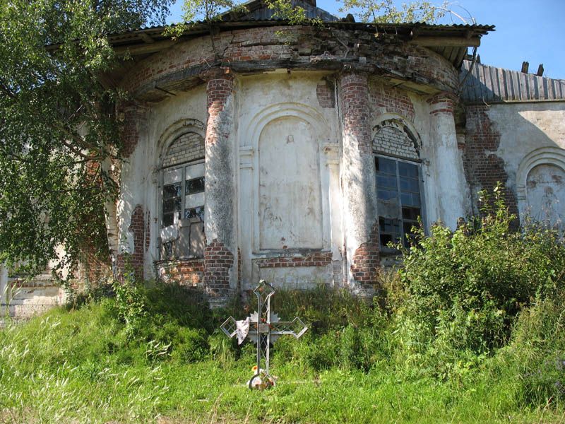 Костромич трактором распахал территорию церквей 18 века