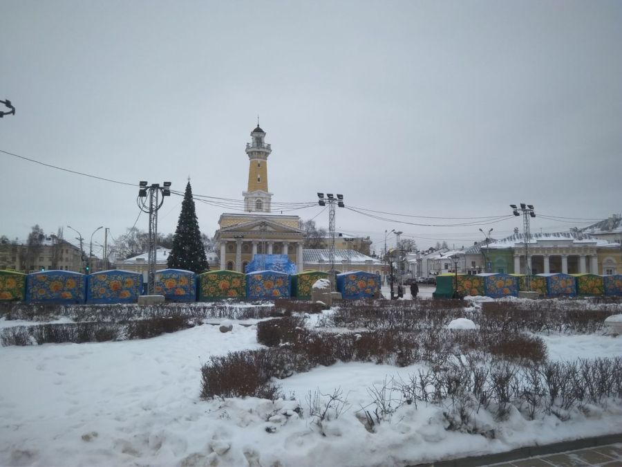 Лихая Снегурочка бесплатно катала детей на аттракционах в центре Костромы