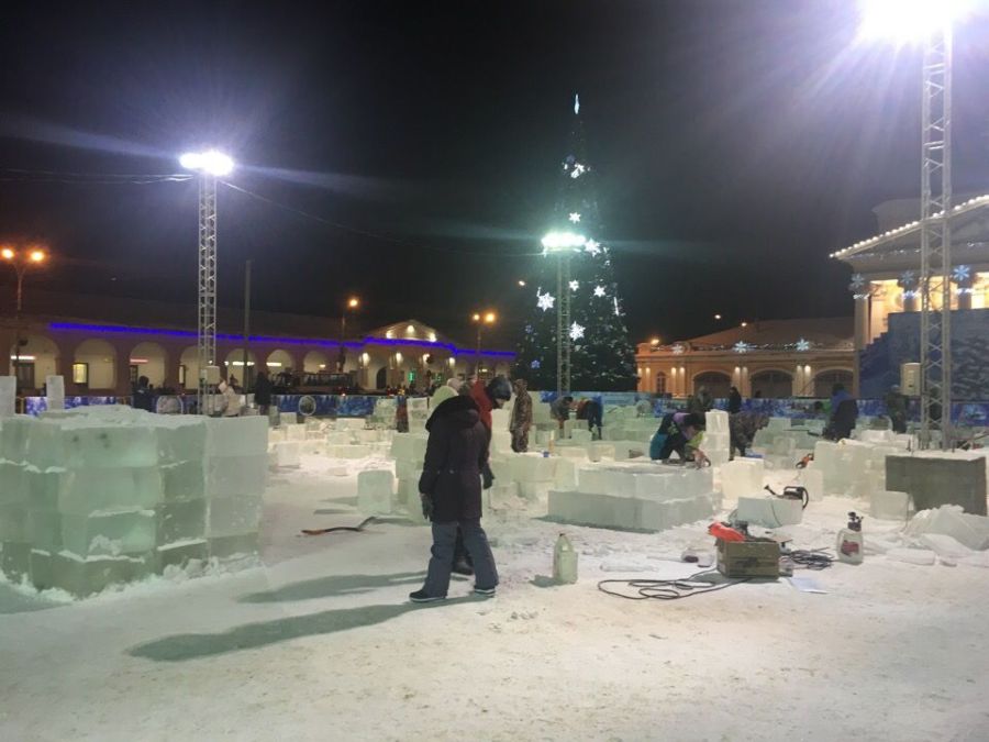 Стильные ледяные скульптуры начали появляться в центре Костромы