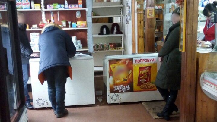 Водку с 50-процентной скидкой изъяли из костромского магазина