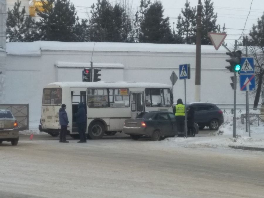Очередная авария произошла с пассажирским ПАЗиком с Костроме