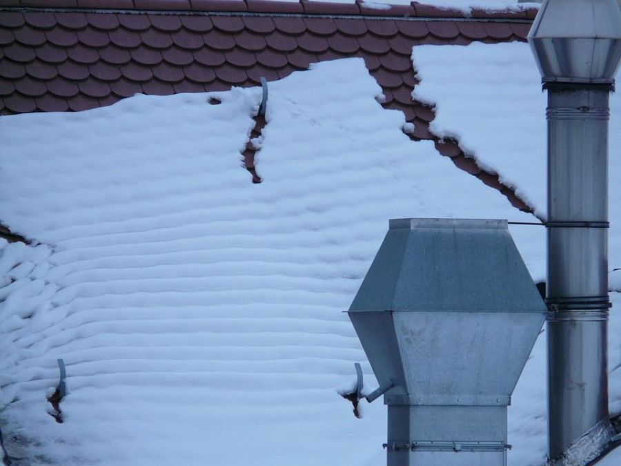 Снежная глыба превратила в лепешку иномарку в Костроме