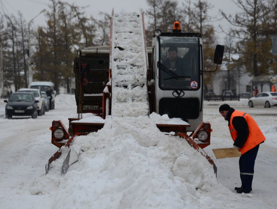 Дороги в Костроме подметали ночью