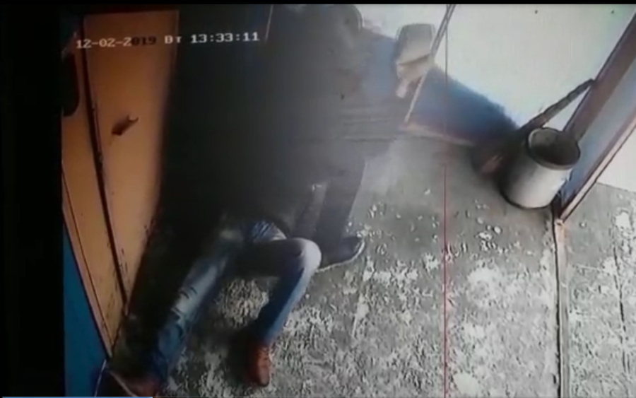 Дерзкое нападение на костромича у подъезда попало на видео