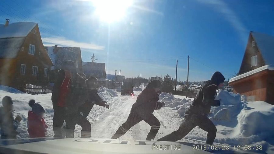 Дерзкий владелец снегохода в Костромской области едва не покалечил детей