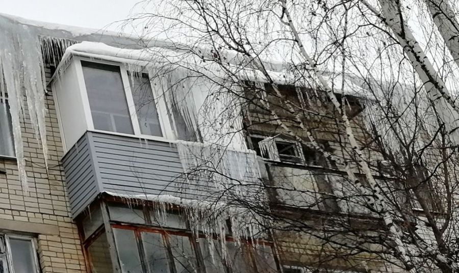 В Костроме новый тренд: балконы стеклят сосульками