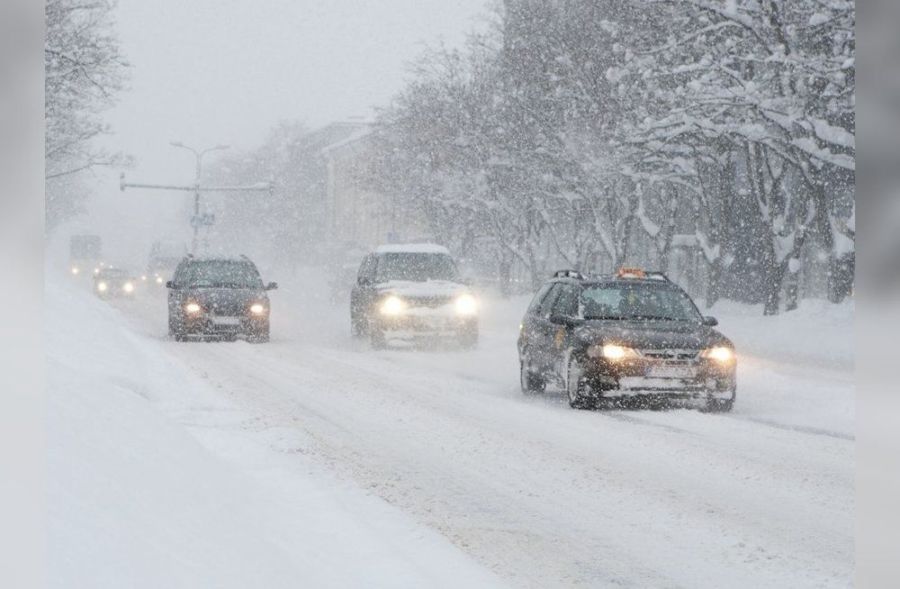 Снежный коллапс заставил костромских коммунальщиков и дорожников забыть про отдых