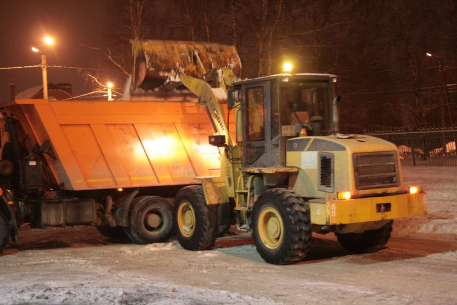 После ночного снегопада на улицы Костромы выгнали полсотни техники и много рабочих