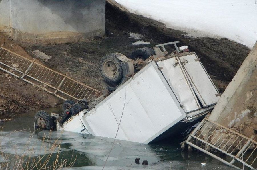 ГАЗ с костромичом рухнул с моста в реку: опубликованы фото