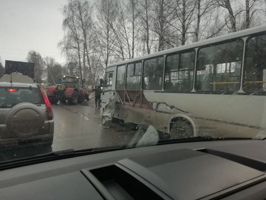 Жуть: снегоуборочный трактор врезался в «ПАЗик» с костромичами