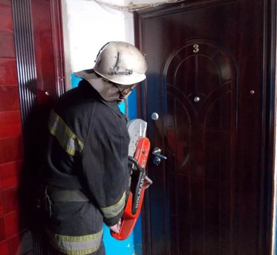 Костромские спасатели вызволили малыша из запертой квартиры