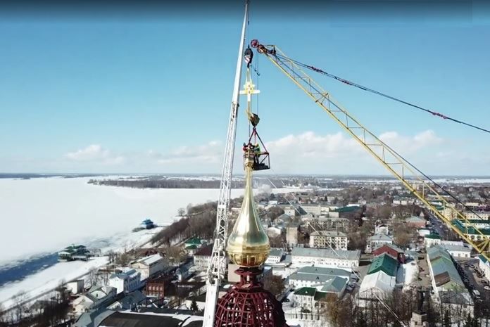 Костромичи в последний раз смогли прикоснуться к большому кресту Костромского кремля