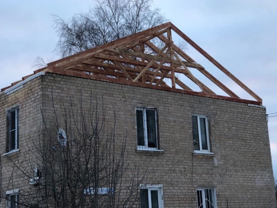 Рухнувшую крышу многоквартирного дома в Костроме продолжают восстанавливать