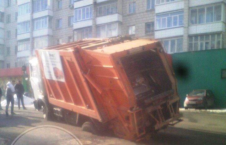 Мусоровоз в Костроме провалился под асфальт от своего груза