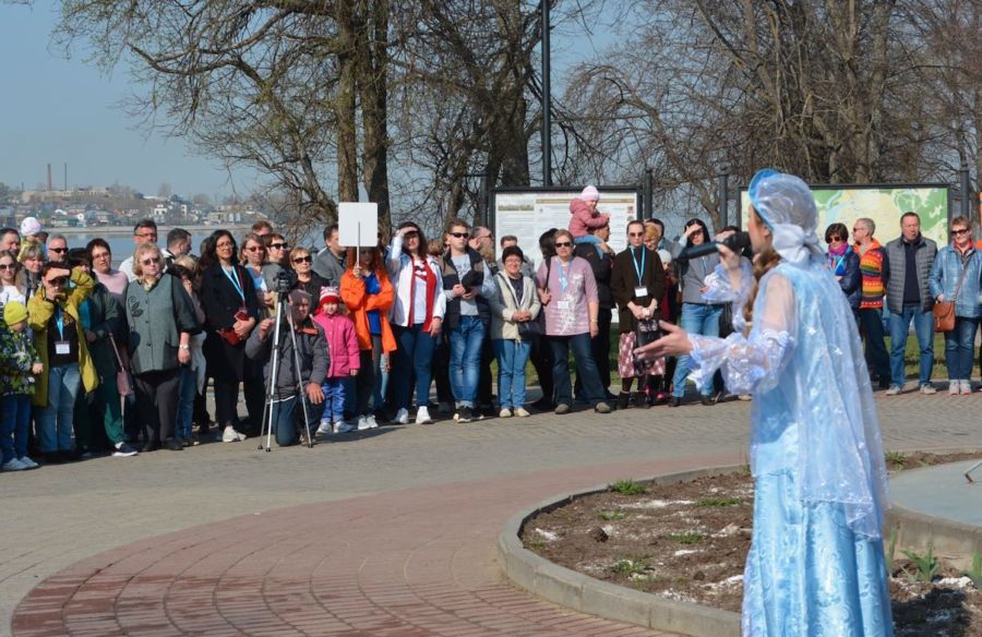 Сотни туристов открыли в Костроме туристический сезон