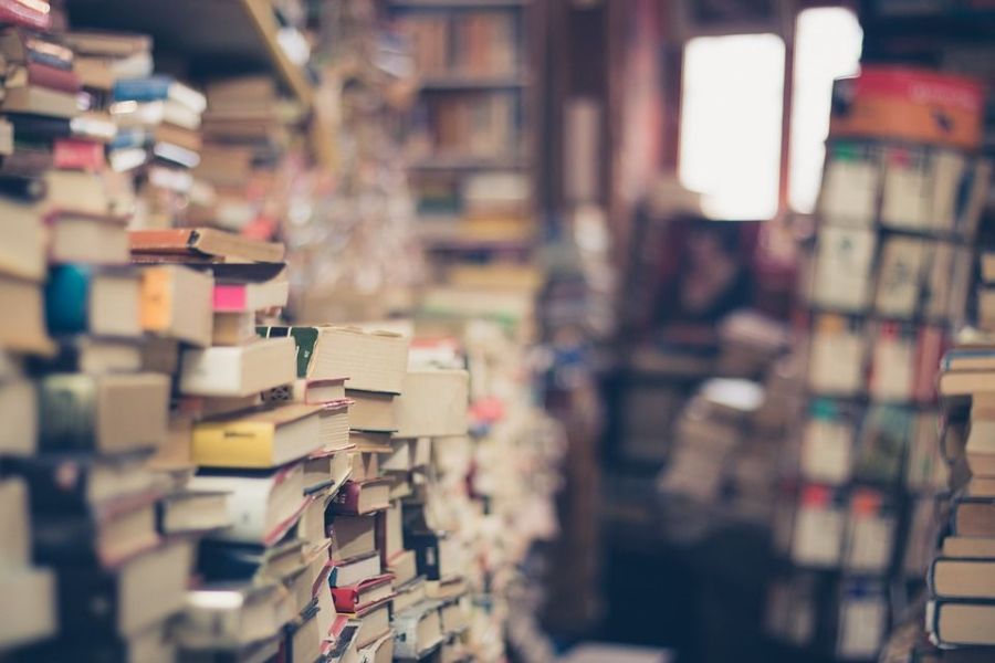 Директор библиотеки отбирала деньги у своих работников — но не на книги
