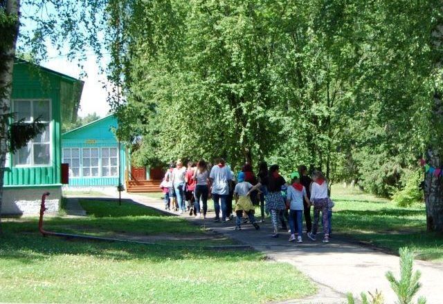Бюджетникам продавать путевки в лагеря будут с гигантской скидкой