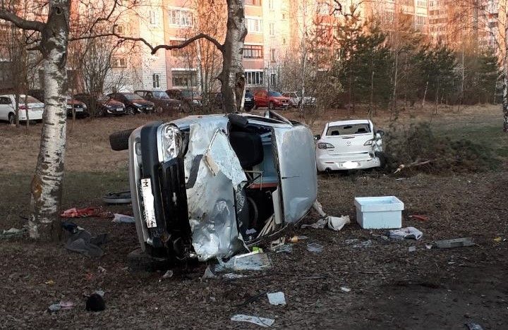 Авария напротив «Коллажа»: водителя пришлось вытаскивать из машины спасателям