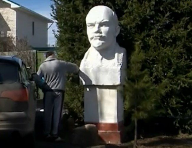Костромичи установили во дворе дома памятник Ленину