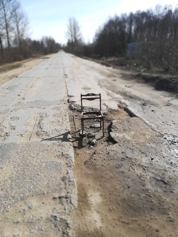 Жутковатую дорогу Костромской области украсили стулом для отдыха водителей