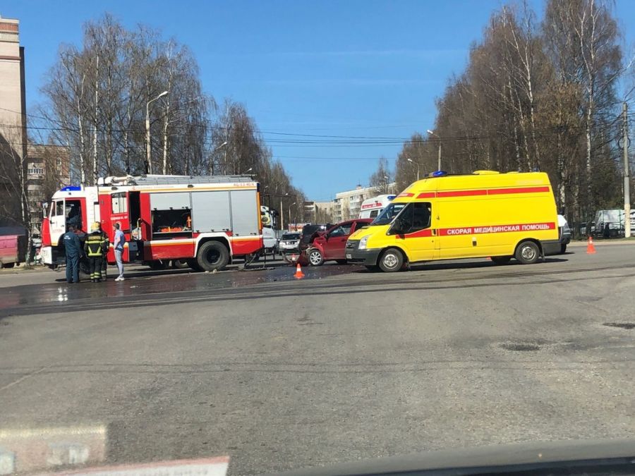 Столкновение с костромскими пожарными уничтожило половину легковушки