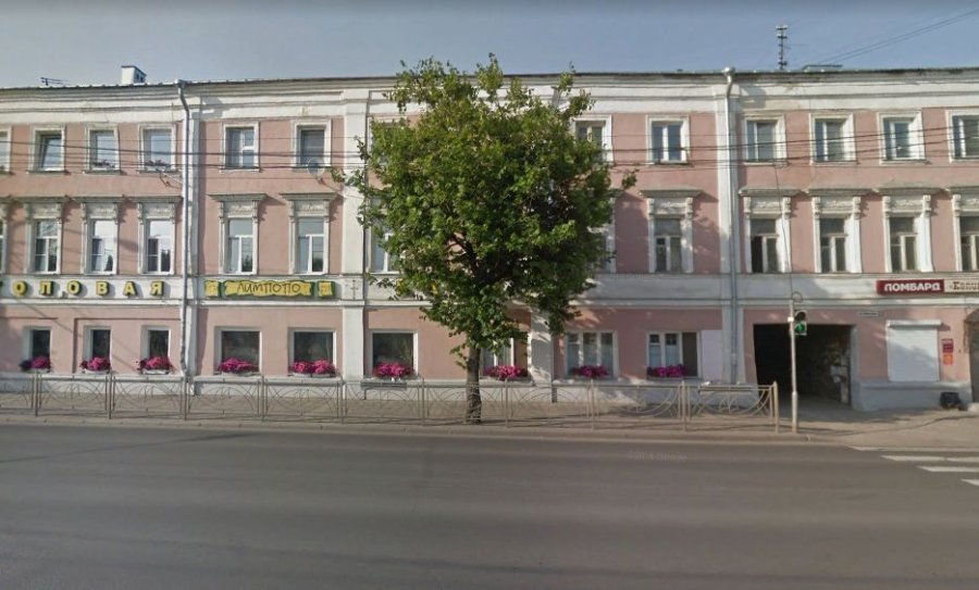 Огромный кусок фасада в центре Костромы свалился на детей