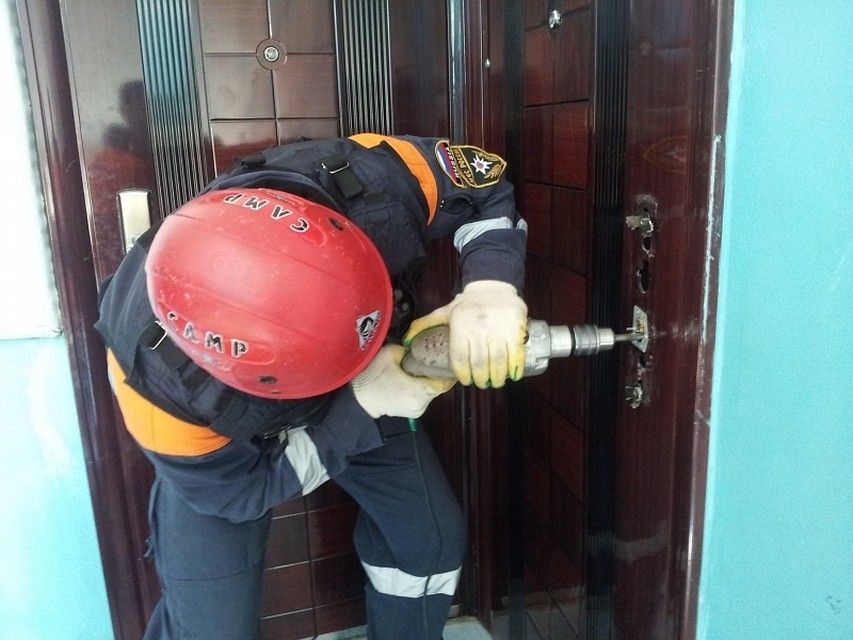 Костромского пенсионера замуровало в квартире: еле спасли
