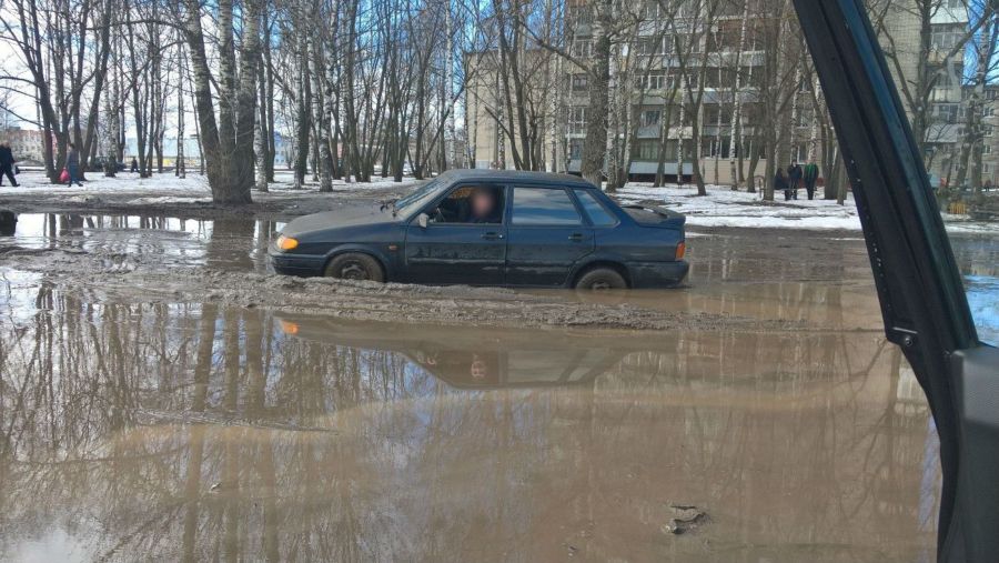 Машина костромича утонула в огромной луже