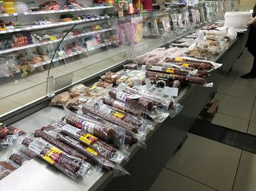 50 килограммов странных колбас и нарезок уничтожили в «Высшей лиге» в Костроме
