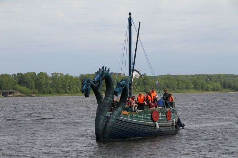 Приплывший по Волге в Кострому Змей Горыныч произвел фурор