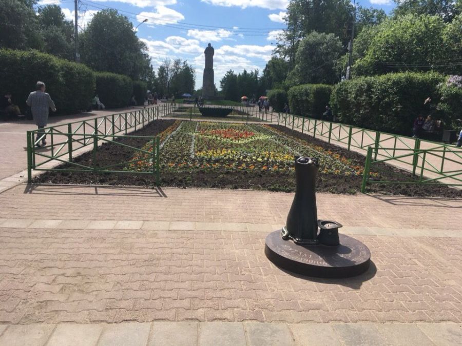 Клумбы в Костроме огородили забором от любителей воровать городские цветы
