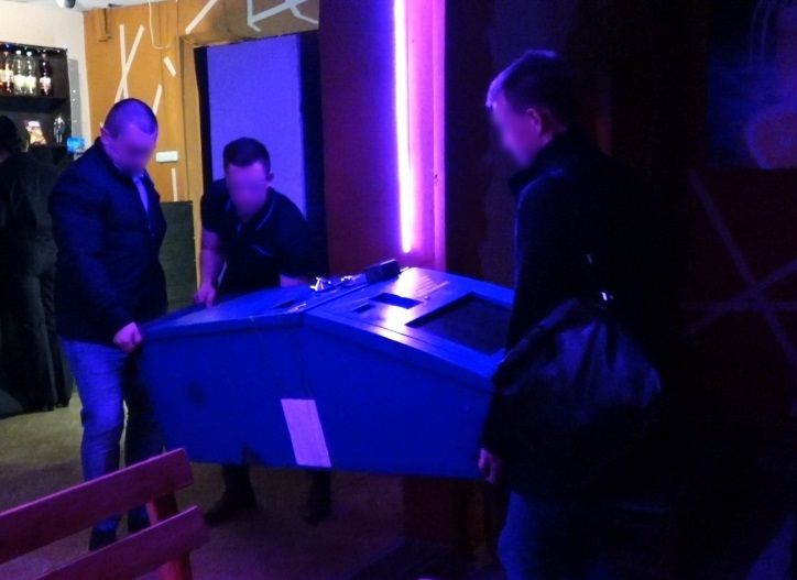 Костромские полицейские утащили из пивного бара чудо-аппарат