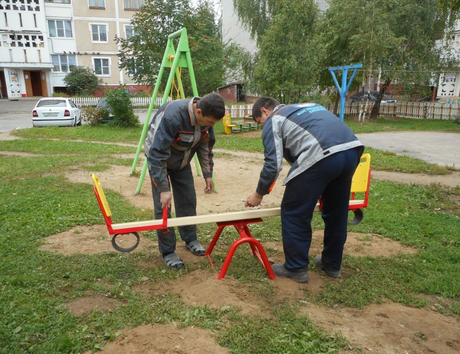 После травмы ребенка в Костроме проведут проверку всех детских площадок